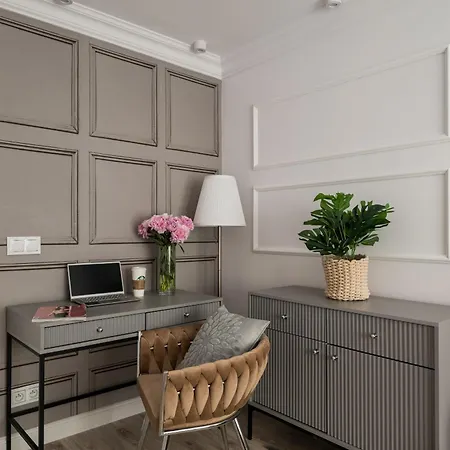 Daire Stunning 2-br Palace In The Window, Air-conditioning 500m To Station Varşova