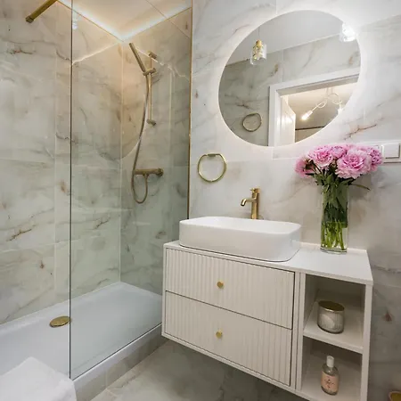 Stunning 2-br Palace In The Window, Air-conditioning 500m To Station Apartment Warsaw