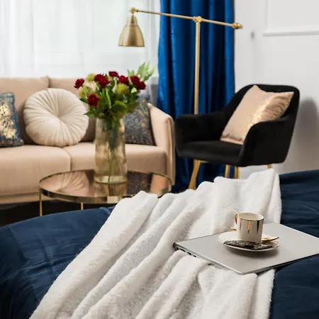 Stunning 2-br Palace In The Window, Air-conditioning 500m To Station Apartman
