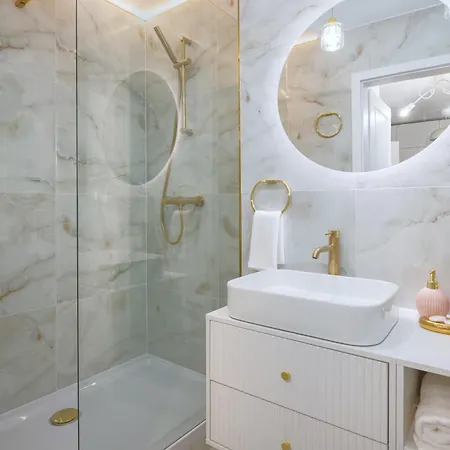 Stunning 2-br Palace In The Window, Air-conditioning 500m To Station 바르샤바